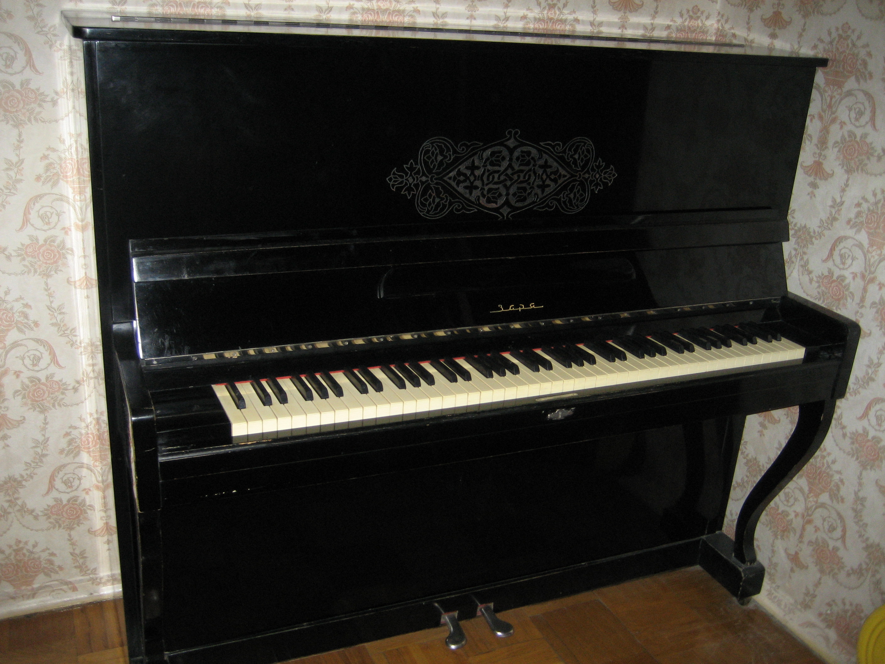 Авито куплю пианино б у. Обычное фортепиано. Фортепиано черное. Пианино Заря. Марки пианино.